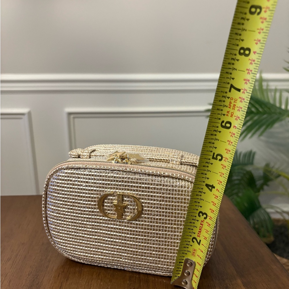 Elegant Gold Dior cosmetic case. - Picture 4 of 4